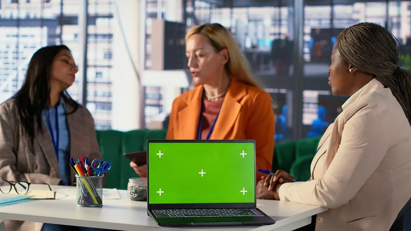 Мультикультурная команда специалистов в офисе использует макет с местом для текста.