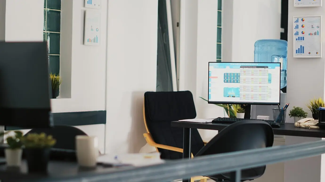 В пустом офисе финансового отдела собраны биржевые данные.