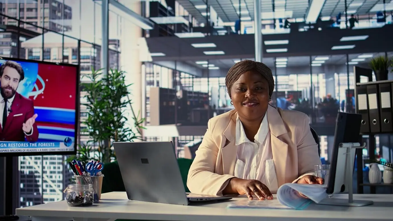 Амбициозная женщина‑лидер, сосредоточенная на стратегическом планировании и успехе в бизнесе.