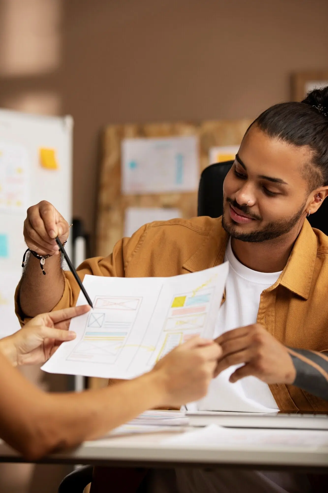 Вид спереди: мужчина занимается дизайном веб-сайта.